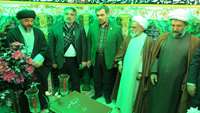 با حضور دكتر شادنوش رئيس دانشگاه ضريح مطهر حضرت يحيي بن موسي كاظم (ع) در سمنان غبارروبي شد.