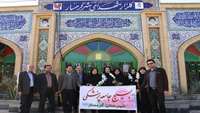 گلباران مزار شهدای شهر گرمسار توسط جمعی از پرسنل شبکه بهداشت و درمان این شهرستان. 