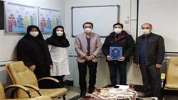 مراسم تکریم از مسئول سابق روابط عمومی مرکز آموزشی، پژوهشی و درمانی کوثر