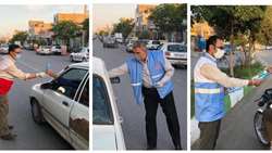 توزیع ماسک رایگان در بلوار شهید دستغیب شهرستان گرمسار