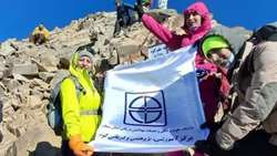 علم کوه زیر پای کوهنوردان دانشگاه علوم پزشکی استان سمنان