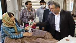 عیادت استاندار سمنان و رئیس دانشگاه از مصدومان حادثه واژگونی اتوبوس در بیمارستان کوثر