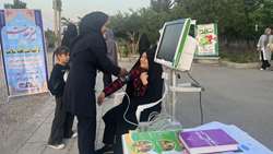 میز خدمت با موضوع آموزش و غربالگری مشکلات قلبی -عروقی و اندازه گیری فشار خون و نبض