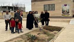 کاشت نهال به مناسبت بزرگداشت هفته ملی جمعیت در پایگاه سلامت مهر دامغان 