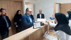 دیدار معاون بهداشتی دانشگاه با کارکنان آزمایشگاه مرجع سلامت سمنان و شهدای سرخه به مناسبت روز علوم آزمایشگاهی