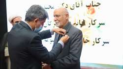 در مراسم بزرگداشت روز استاد دانشگاه علوم پزشکی استان سمنان، نشان افتخار مدافع سلامت بر سینه چهره ماندگار پزشکی نشست