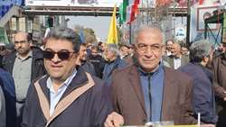 مشارکت حداکثری و برپایی میز خدمت دانشگاه در مسیر راهپیمایی روز ۲۲ بهمن