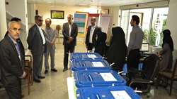 رئیس دانشگاه علوم پزشکی استان سمنان از شعبه اخذ رأی انتخابات نظام پزشکی مستقر در ستاد مرکزی این دانشگاه بازدید کرد.