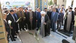 گلزار شهدای دامغان با حضور هیأت رئیسه دانشگاه علوم پزشکی استان سمنان گل باران شد.