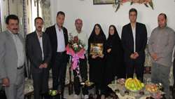 دیدار دکتر عبدوس رئیس بیمارستان 15 خرداد با خانواده شهید محمدی 