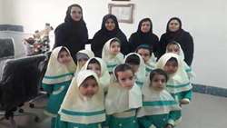 تبريك دانش آموزان مدرسه بهارستان به اسكندري مدير شبكه بهداشت و درمان شهرستان سرخه به مناسبت روز جهاني بهداشت