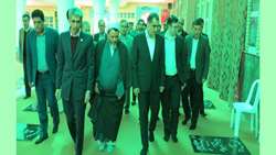 به منظور شرکت در شورای اداری شهرستان مهدیشهر در استان سمنان؛ وزیر بهداشت به مقام شهدای مهدیشهر ادای احترام کرد.