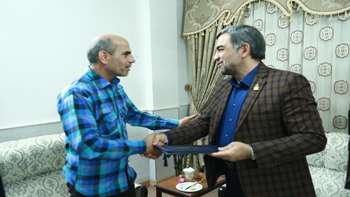 دیدار دکتر شادنوش رئیس دانشگاه با سید محمد تقی شاهچراغ بازنشسته دانشگاه و رزمنده دفاع مقدس.18/7/96