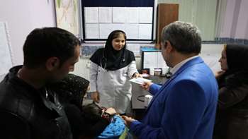 بازدید سرزده دکتر شادنوش رئیس دانشگاه از مرکز خدمات جامع سلامت شبانه روزی شهدای شهرستان سرخه 97/01/02