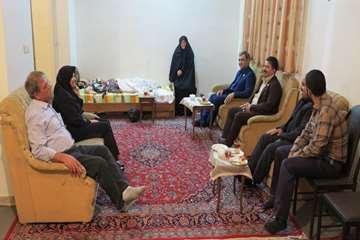 دیدار دکتر شادنوش رئیس دانشگاه با مادر و خواهر شهید کوروش ارجمند زاده  95/05/12 