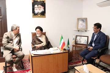 دیدار دکتر شادنوش رئیس دانشگاه با آیت الله شاهچراغی نماینده محترم ولی فقیه در استان و امام جمعه سمنا 