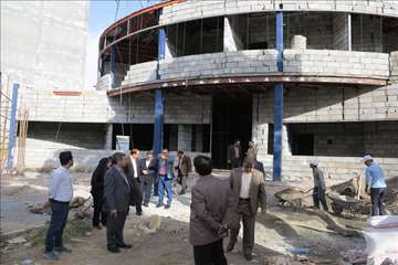 بازدید دکتر شادنوش رئیس دانشگاه از کلینیک تخصصی در دست ساخت شهرستان گرمسار 95/04/27 