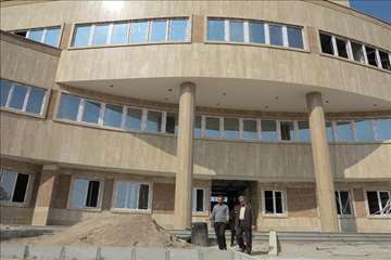 بازدید دکتر شادنوش رئیس دانشگاه از پروژه های در دست ساخت یادمان شهدای گمنام دانشگاه و کلینیک تخصصی د 