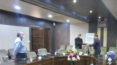  ریاست مرکز بهداشت شهرستان سمنان از خدمات سی ساله دکتر برزگر قدردانی کرد